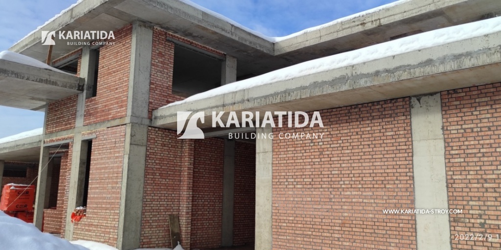 Кирпичная кладка наружных стен на объекте строительства Кирпичная кладка наружных стен на объекте строительства