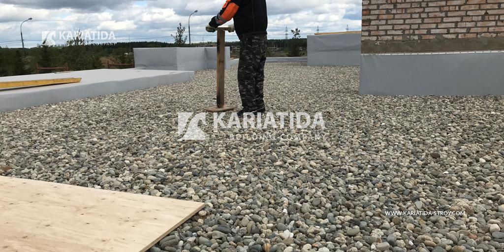 Укладка, распределение прижимного балласта на кровле. Укладка, распределение прижимного балласта на кровле.