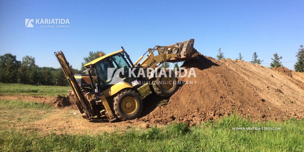 Разработка котлована экскаватором под возведение фундамента загородного дома. Разработка котлована экскаватором под возведение фундамента загородного дома.