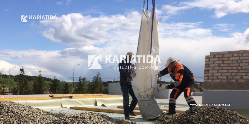 Укладка, распределение прижимного балласта на кровле Укладка, распределение прижимного балласта на кровле