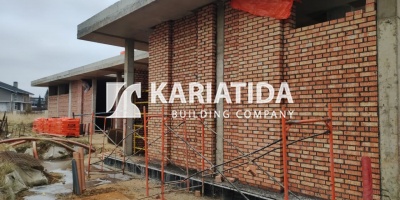 Загородное строительство частного дома - кирпичная кладка на объекте. Загородное строительство частного дома - кирпичная кладка на объекте.