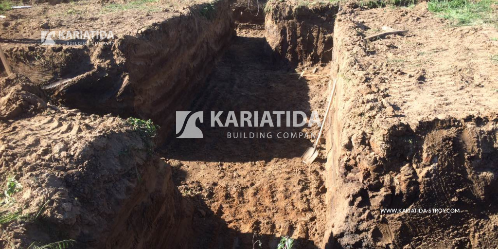 Разработка котлована под строительство загородного коттеджа. Разработка котлована под строительство загородного коттеджа.