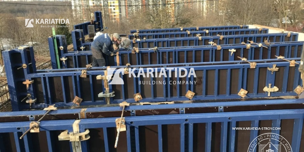 Монтаж опалубки балок парковки, опорные конструкции