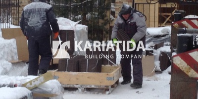Подготовка натуральной черепицы к подъему на крышу дома краном. Подготовка натуральной черепицы к подъему на крышу дома краном.