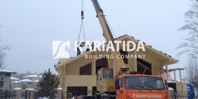 Использование крана для поднятия черепицы на крышу дома. Использование крана для поднятия черепицы на крышу дома.